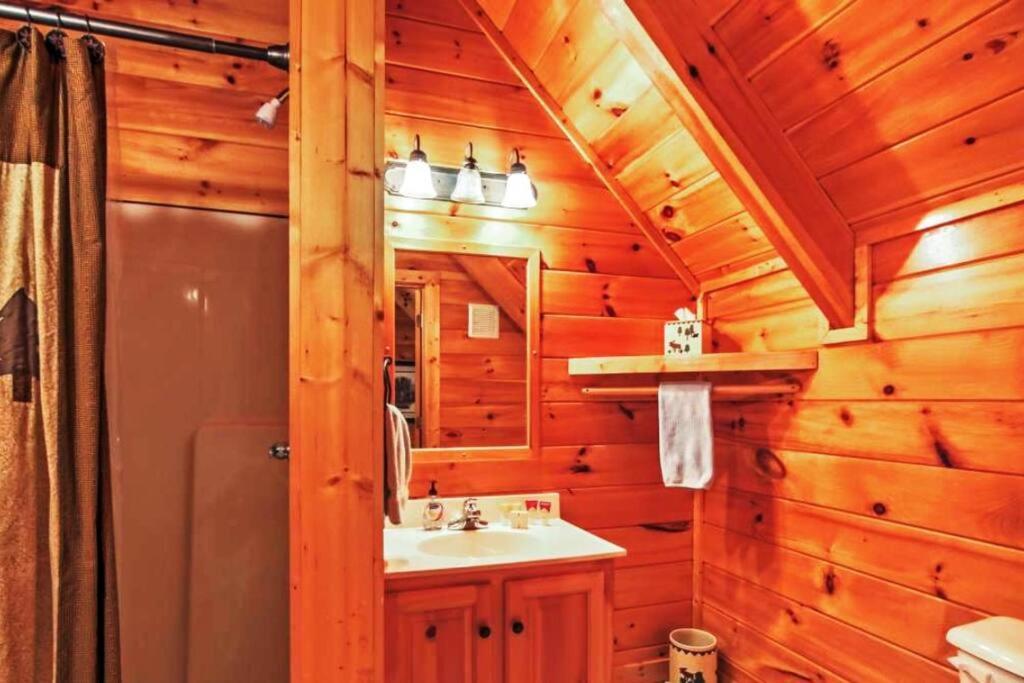 Solid Ground Lodge With Yard! Pigeon Forge Buitenkant foto