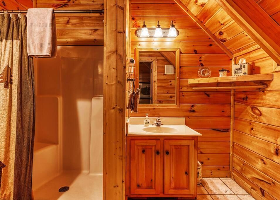 Solid Ground Lodge With Yard! Pigeon Forge Buitenkant foto