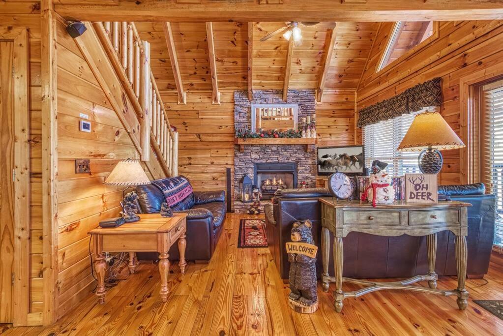 Solid Ground Lodge With Yard! Pigeon Forge Buitenkant foto