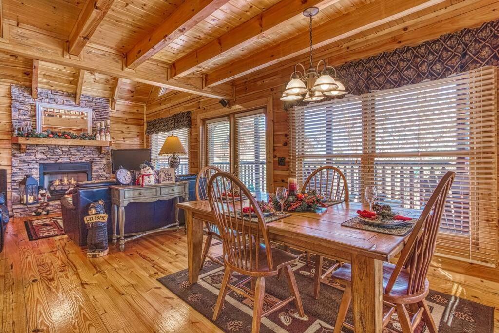 Solid Ground Lodge With Yard! Pigeon Forge Buitenkant foto