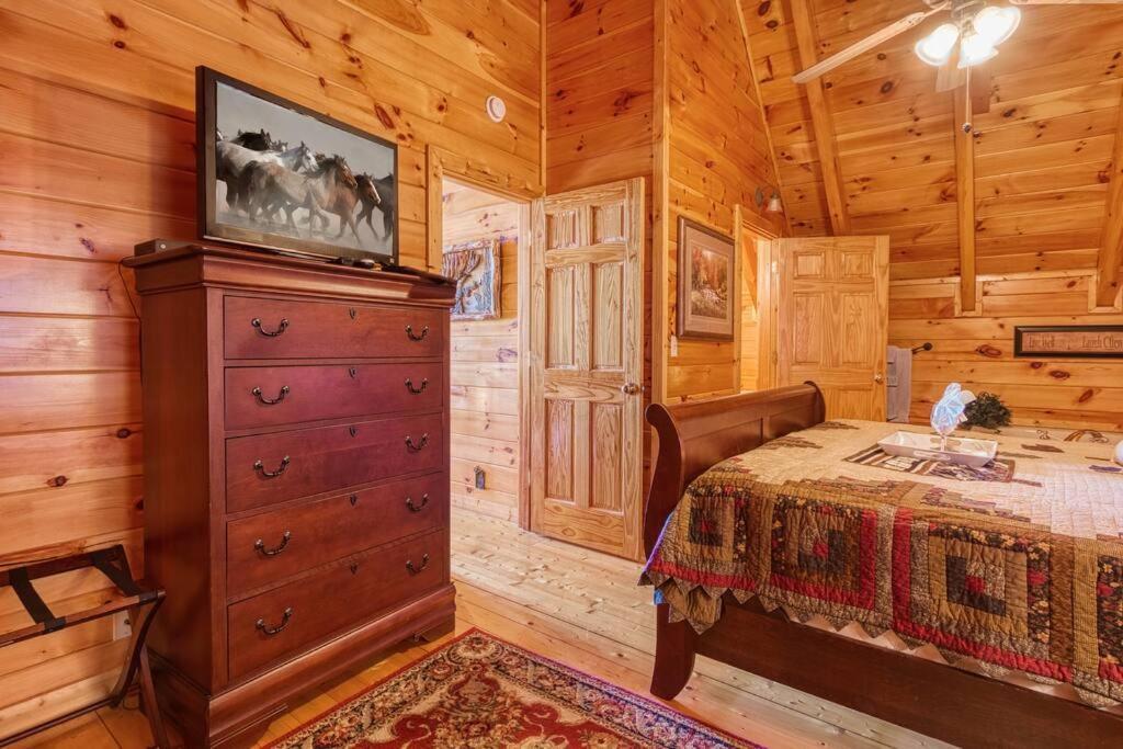 Solid Ground Lodge With Yard! Pigeon Forge Buitenkant foto