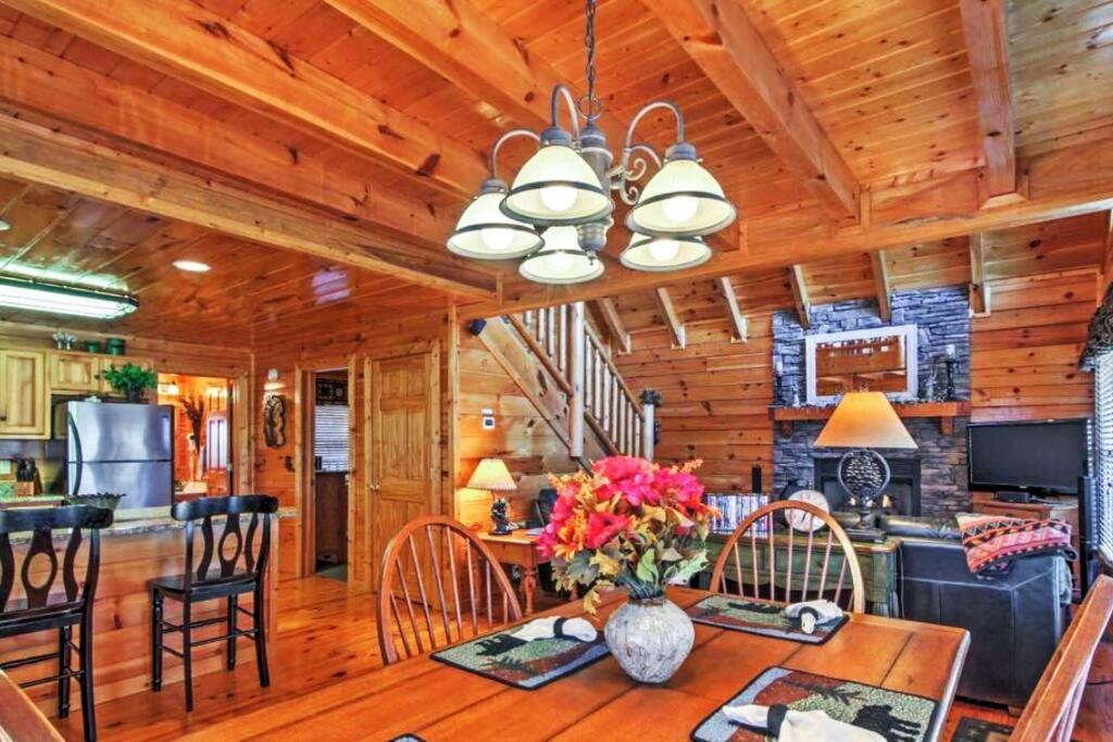 Solid Ground Lodge With Yard! Pigeon Forge Buitenkant foto