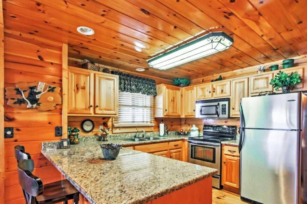 Solid Ground Lodge With Yard! Pigeon Forge Buitenkant foto