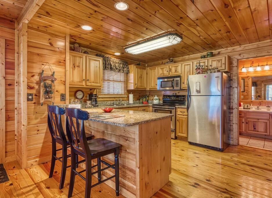 Solid Ground Lodge With Yard! Pigeon Forge Buitenkant foto